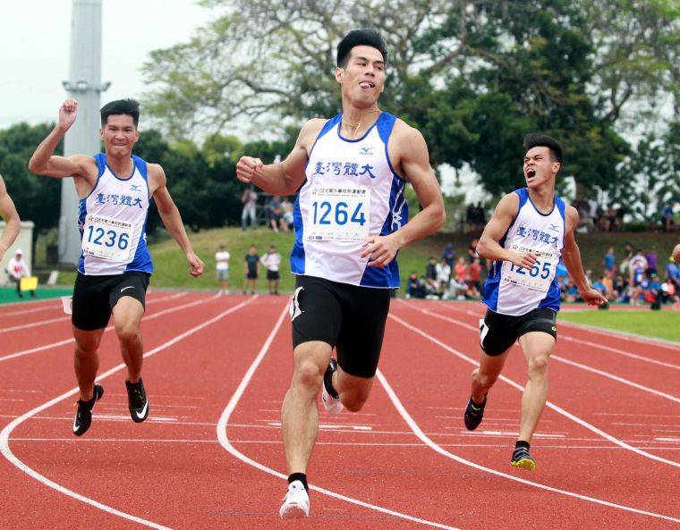 公開男200公尺決賽，楊俊瀚(中)達標世錦賽，王偉旭(左)和葉守博達標世大運。林嘉欣／攝影。
