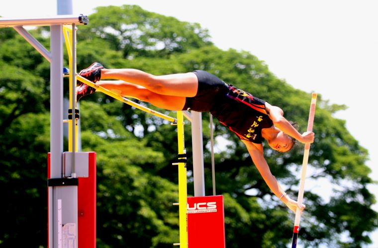 高雄市中正高中任純瑩以3.91打破高女撐竿跳高大會紀錄。林嘉欣／攝影。
