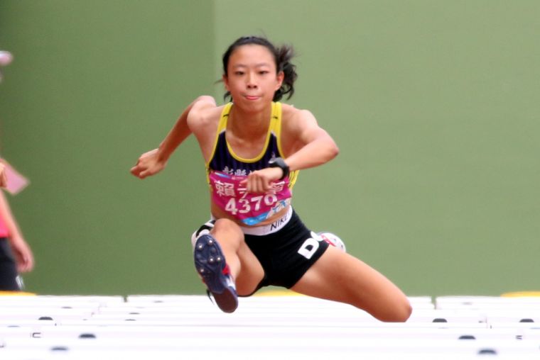 信義國中小賴尹甯以13.86，打破高懸6年的全中運國女100公尺跨欄大會紀錄。林嘉欣／攝影。