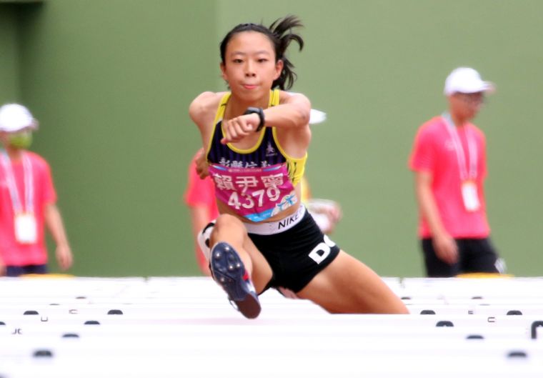 信義國中小賴尹甯以13.86，打破高懸6年的全中運國女100公尺跨欄大會紀錄。林嘉欣／攝影。