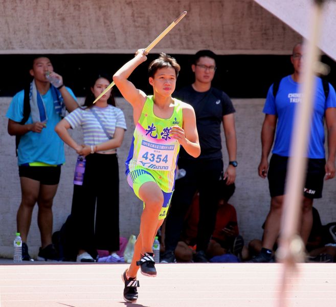 14歲的光榮國中黃潮鴻在全國中學田徑錦標賽國男標槍決賽擲出67.97躍居U18第八傑。資料照片　林嘉欣／攝影。