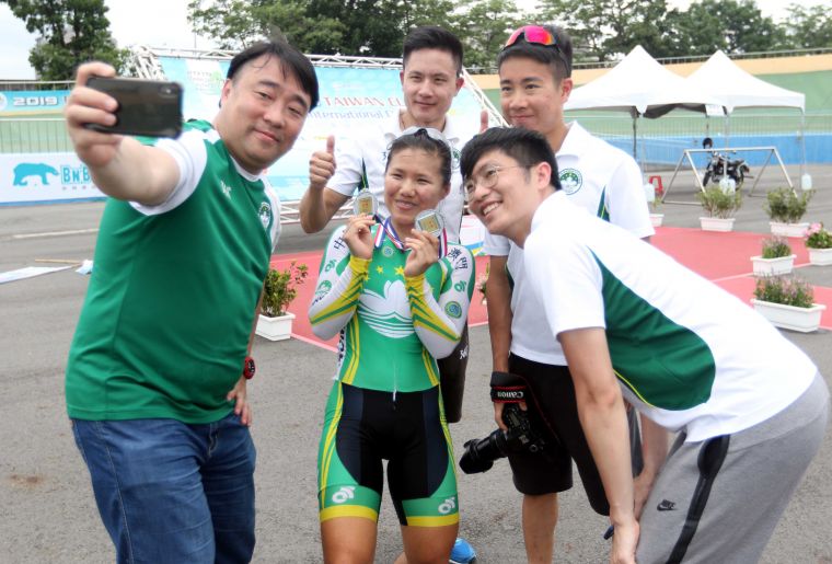 外籍選手開心自拍。中華民國自由車協會／提供。
