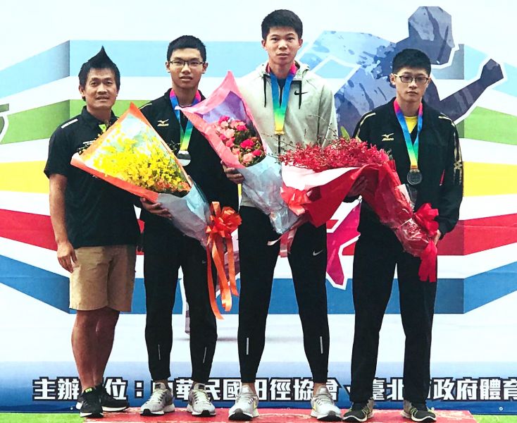 李允辰(右二)在台北市秋季田徑賽男子三級跳遠以15公尺62奪金，打破高懸22年的全國Ｕ18紀錄，左一為教練蔡欣憲。蔡欣憲／提供。