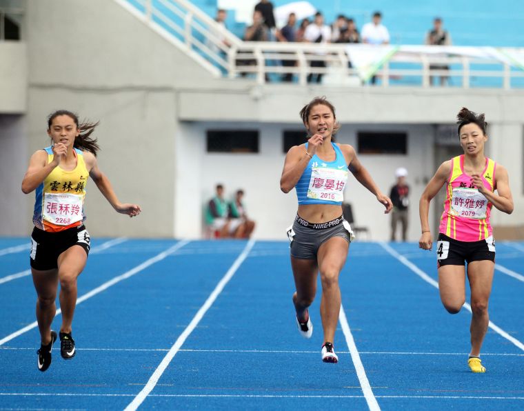 張秝羚（左）在女子200公尺奪冠。林嘉欣／攝影。