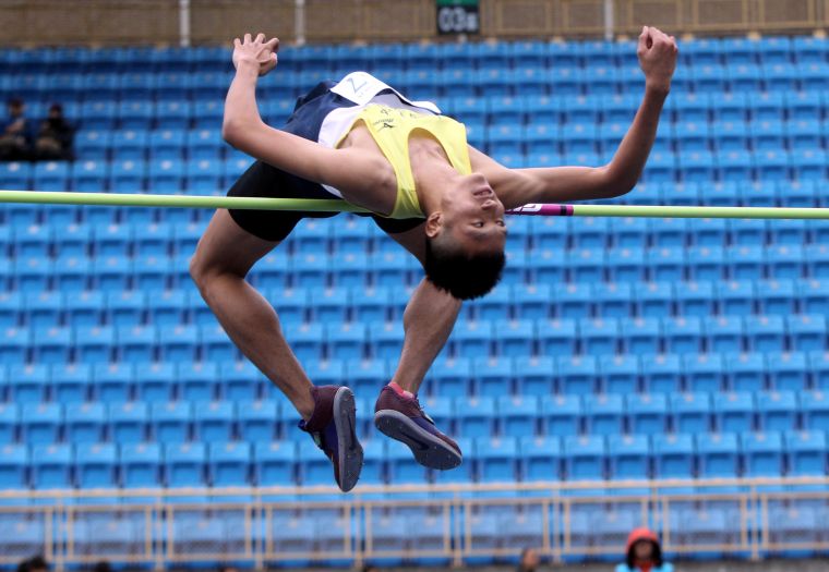 桃園高中傅兆玄以2公尺15在台北市春季全國田徑賽高男跳高破大會。林嘉欣／攝影。