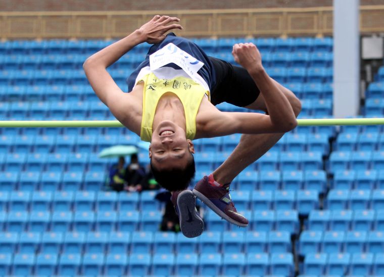 桃園高中傅兆玄以2公尺15在台北市春季全國田徑賽高男跳高破大會。林嘉欣／攝影。
