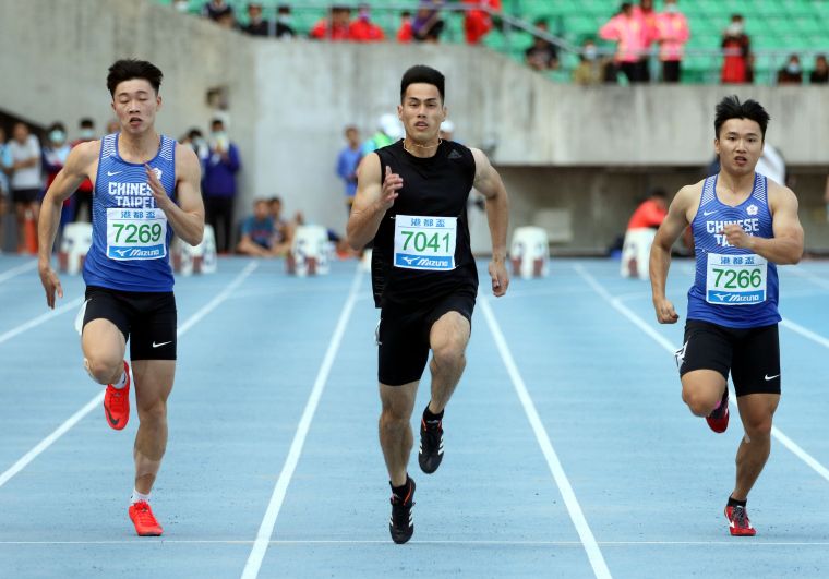 楊俊瀚(中）以10秒54在港都盃全國田徑錦標賽公開男100公尺決賽稱王。林嘉欣／攝影。