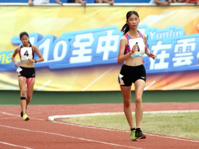 國女組5000公尺競走冠軍吳悦慈(前）。林嘉欣／攝影。