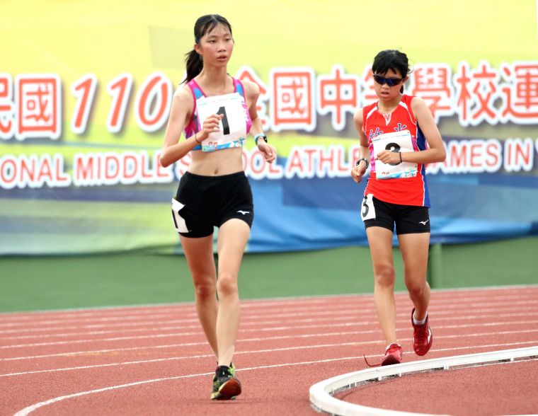 國女組5000公尺競走冠軍吳悦慈（左）。林嘉欣／攝影。