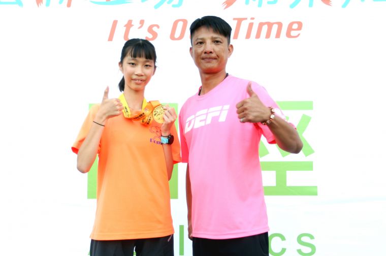 國女組5000公尺競走冠軍吳悦慈，是東和國中代課老師黃信遠所教出的第三位全中運金牌得主。林嘉欣／攝影。