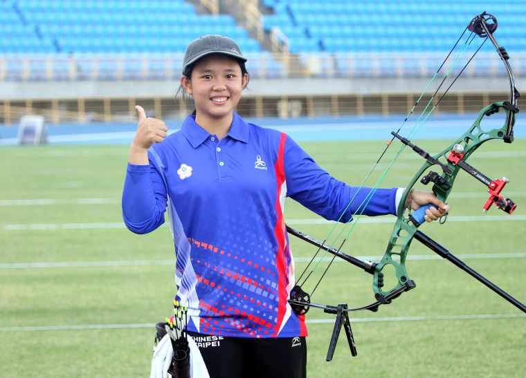 中華隊王律勻射進亞洲盃女子複合弓金牌戰。中華民國射箭協會／提供。