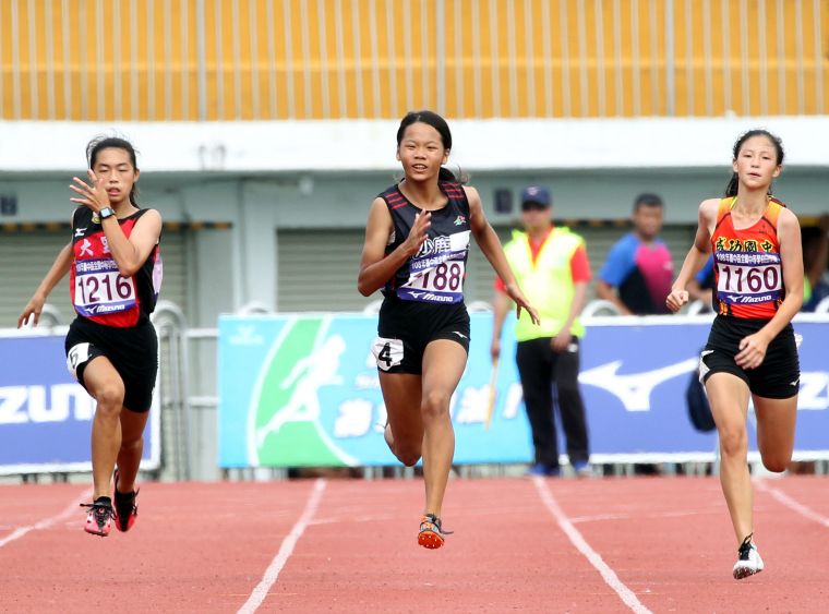 沙鹿國中一年級的楊玫玫(中)勇奪國女200公尺金牌。林嘉欣／攝影。