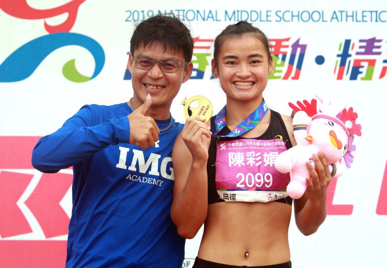 愛徒陳彩娟(右)榮獲總統教育獎，教練張勝煇(左)興奮又激動。林嘉欣／攝影。