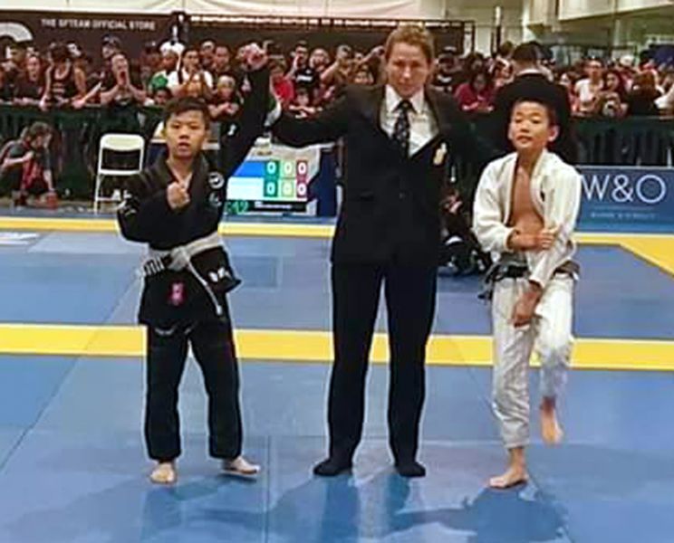 李呈祐(左)勇奪2019年國際兒童巴西柔術錦標賽灰帶組冠軍。武甲總合武術運動館／提供。 