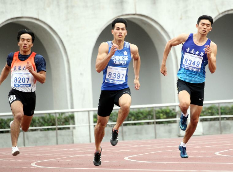 楊俊瀚（中）在200公尺預賽破大會。林嘉欣／攝影。