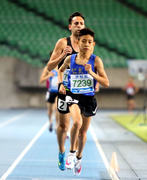 國二生簡子傑（前）越級比港都盃田徑賽公開男1500公尺，勇奪第四並超越高懸14年國男組大會紀錄。林嘉欣／攝影。