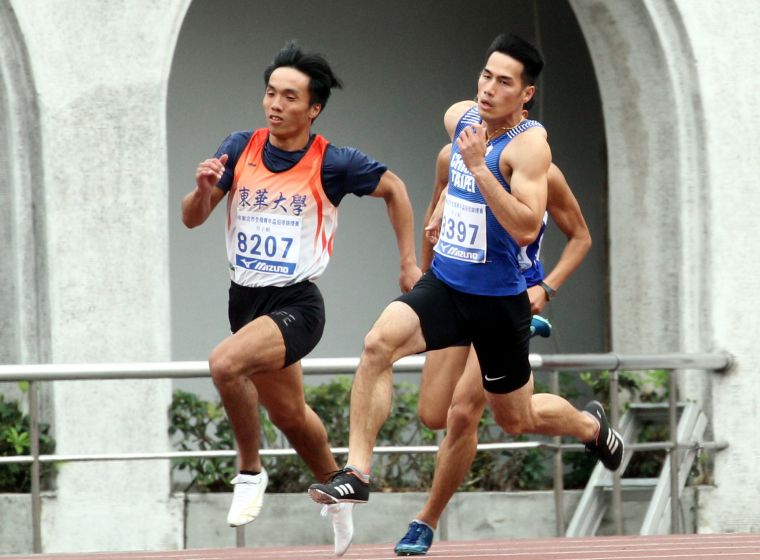 楊俊瀚（右）在200公尺預賽破大會。林嘉欣／攝影。