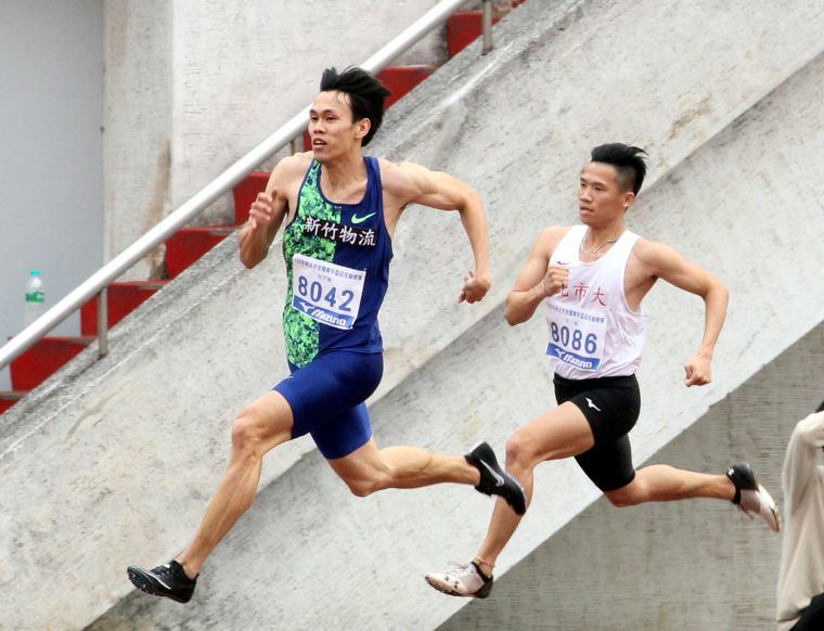 陳奎儒（左）參加200公尺預賽。林嘉欣／攝影。