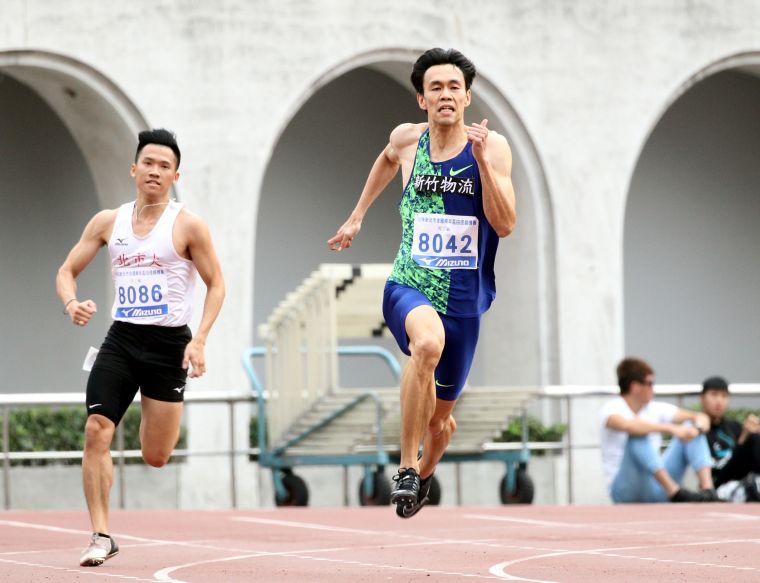 陳奎儒（右）參加200公尺預賽。林嘉欣／攝影。