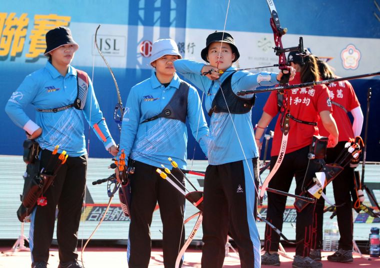 台南隊彭家楙（前）率領的女團以5：3勝寒舍。企業射箭聯盟／提供。