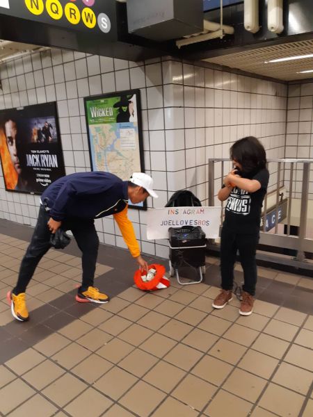 曾俊欣在地鐵給唱歌的小妹妹零錢。四維基金會提供