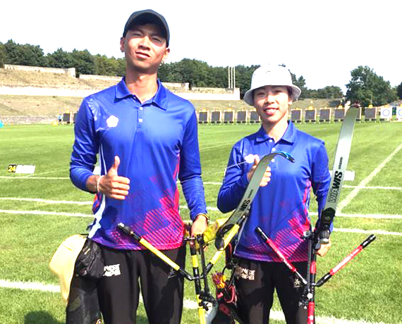 魏均珩(左)和譚雅婷勇闖世界盃混雙金牌戰。射箭協會／提供。