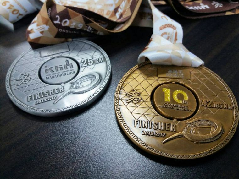  高馬10週年獎牌上的「10th」透映著金粉，足具華麗感。高雄市政府運動發展局提供
