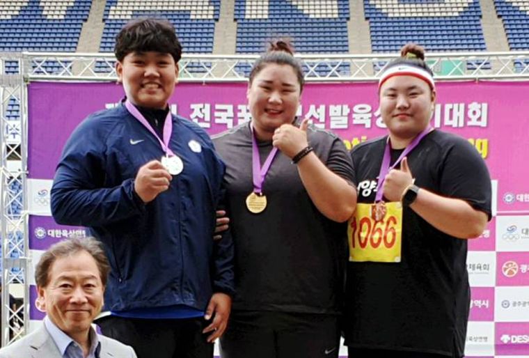 郭姵妤(左)以15公尺31，勇奪南韓田徑公開賽女子鉛球銀牌。張銘煌／提供。