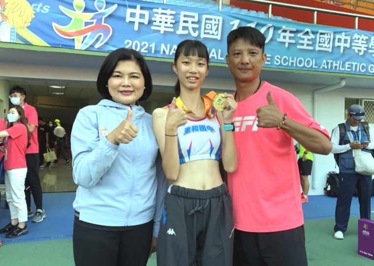 國女組5000公尺競走冠軍吳悦慈、教練黃信遠和雲林縣長張麗善合影。黃信遠／提供。