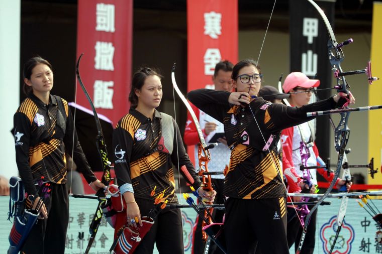 協會青年射箭隊蘇思蘋(右)。中華企業射箭聯盟／提供。