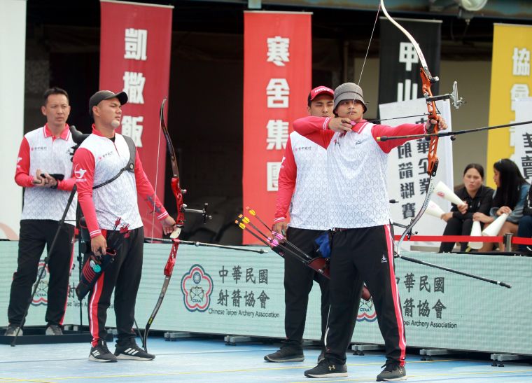 台中銀行射箭隊在男子團體賽加射連續三支10分箭。中華企業射箭聯盟／提供。