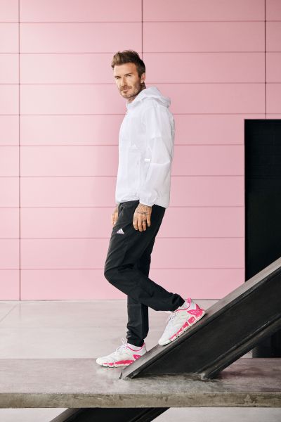 David Beckham演繹的adidas CLIMACOOL VENTO X Beckham以純白鞋身為基底，白色切割BOOST中底上揮灑螢光粉潑墨設計，為極簡外型畫上搶眼焦點。官方提供