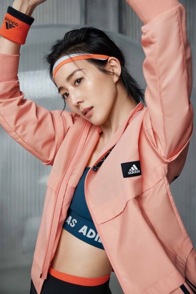 3. adidas代言人張鈞甯以一襲簡約百搭的粉嫩外套詮釋女性的幹練率性，引領早春運動新風尚。官方提供