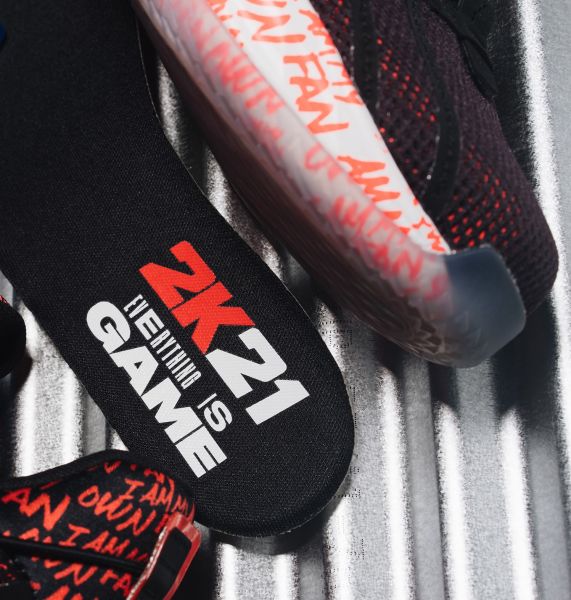 adidas Dame 7 “I AM MY OWN FAN” 鞋墊上的2K21字樣呼應Lillard作為《NBA 2K21》封面人物的光榮身分。官方提供