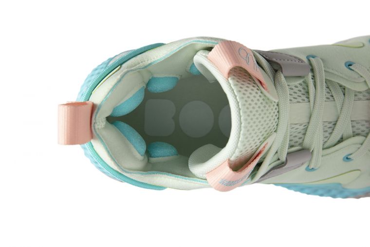 adidas Harden Vol.6 依照人體足部構造設計，在腳踝處加入飽滿的環繞式彈性緩衝墊設計，提供極致的包覆性與舒適度，提升迅捷反應力，助力雙足保持穩定及平衡！官方提供