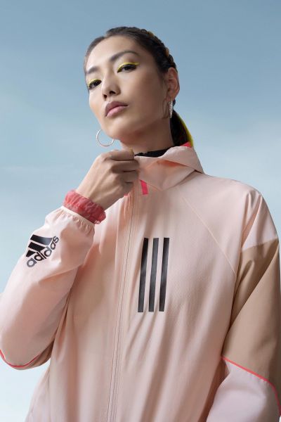 3. adidas Outer Jacket俐落剪裁連帽外套，使用奶茶色拼接淡粉色塊，採用防風、防潑水面料，帽緣加長的遮陽設計，打造早秋簡約的時尚型格。官方提供