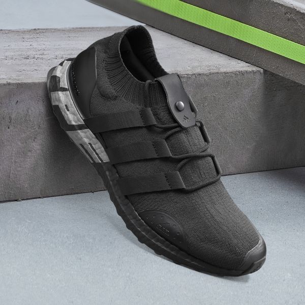 adidas Ultraboost City Pack “Taipei” 使用靚黑鞋身，及可拆式雙面鞋身配件，一面採低調的純黑配色，率性黑魂打造個性風格。官方提供