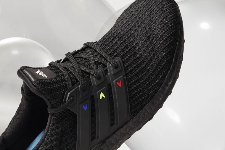 adidas Ultraboost DNA情人節限定跑鞋在三線標誌及外側BOOST中底上點綴俏皮的彩色愛心圖樣。官方提供