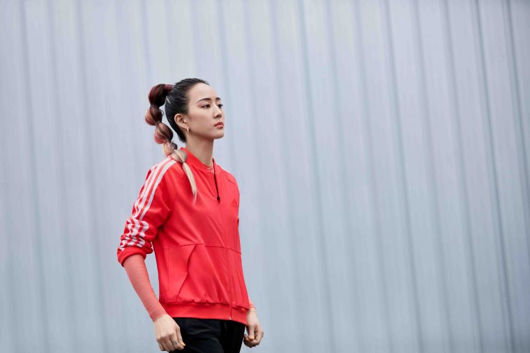 adidas最新形象影片中張鈞甯詮釋女性運動愛好者每天截然不同卻又充滿活力的自信樣貌。