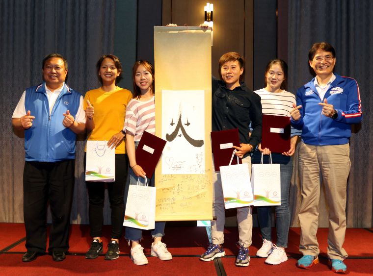 中華奧會主席林鴻道(左)、體育署長高俊雄(右)勉勵中華女子反曲弓隊再締佳績。林嘉欣／攝影。