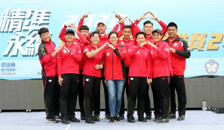 寒舍集團開心拿下中華企業射箭二年至尊盟主賽G2的勝利。中華企業射箭聯盟／提供。