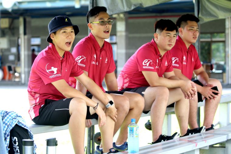 「雷母」雷千瑩（左）掛免戰牌，在場邊當啦啦隊幫隊友加油。中華企業射箭聯盟／提供。