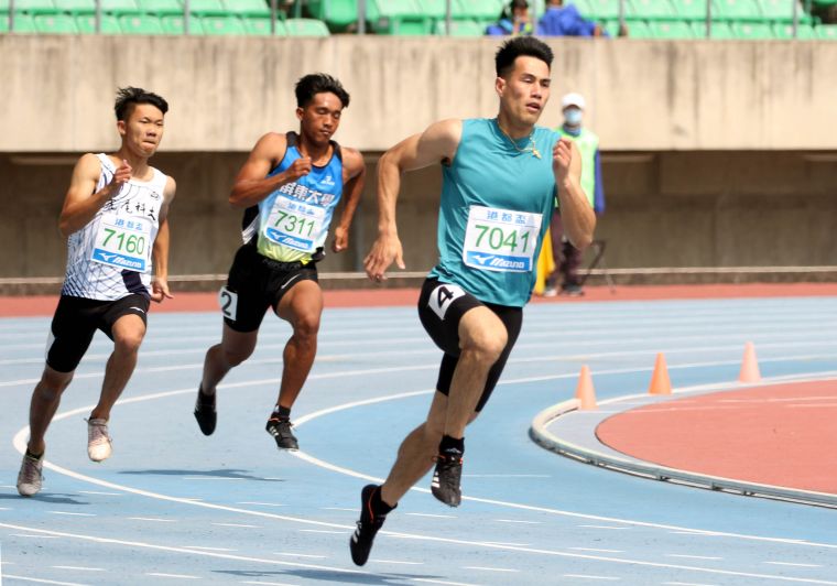 楊俊瀚在港都盃全國田徑錦標賽公開男200公尺預賽破大會。林嘉欣／攝影。