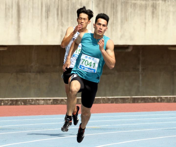 楊俊瀚在港都盃全國田徑錦標賽公開男200公尺預賽破大會。林嘉欣／攝影。
