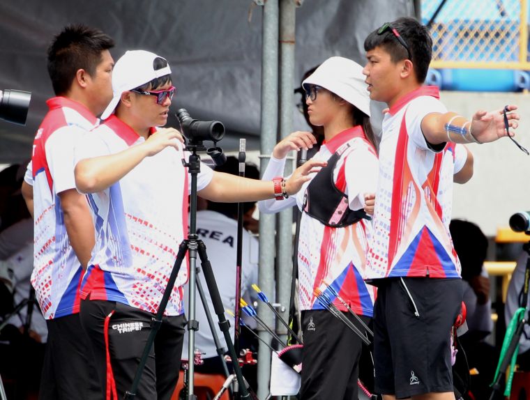 中華隊教練宋家駿(左起)、袁叔琪指導蘇思蘋和陳昭升。中華民國射箭協會／提供。