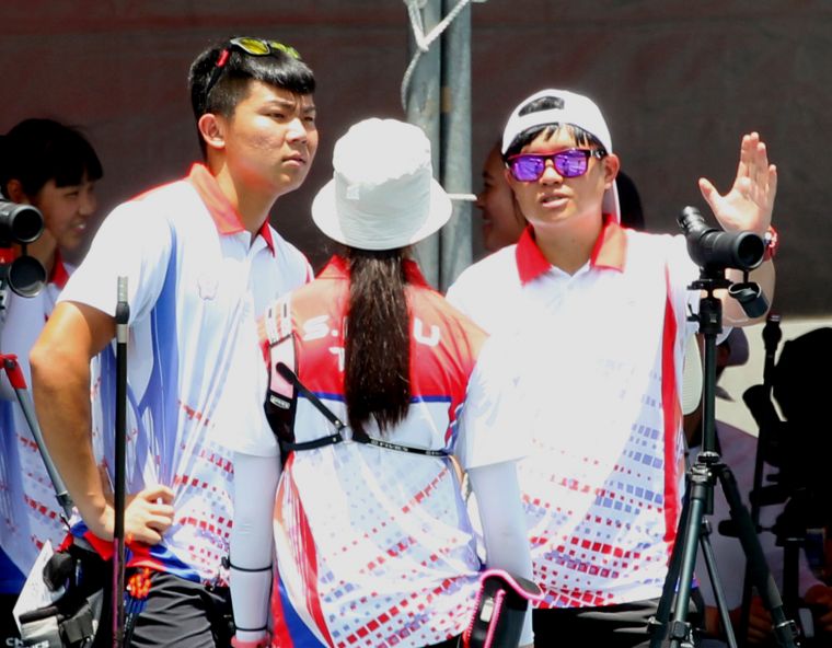 中華隊陳昭升(左起)、蘇思蘋和教練袁叔琪。中華民國射箭協會／提供。