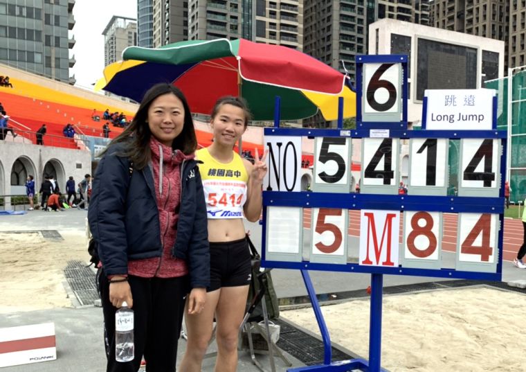 向嘉莉(右)打破高懸六年的青年盃田徑賽高女跳遠大會紀錄，開心和教練余雪安合影。曾孝生／提供。