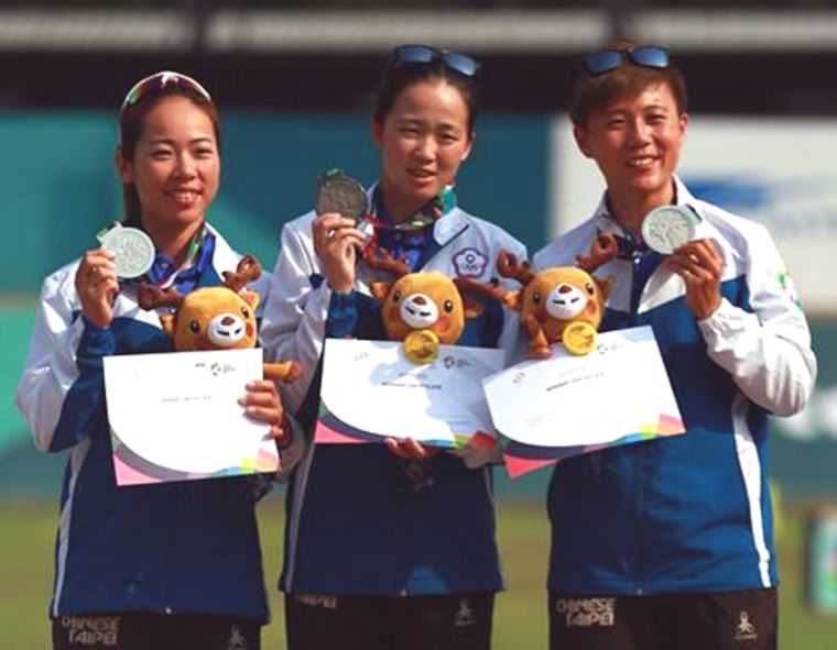 譚雅婷(左起)、彭家楙和雷千瑩在女子反曲弓團體賽奪銀。射箭協會／提供。