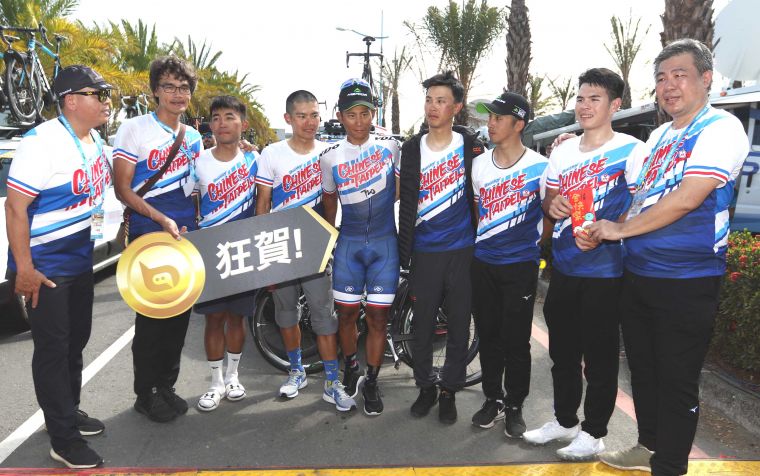 中華隊領隊王聖慜(右)發激勵獎金給中華隊。中華民國自由車協會／提供。
