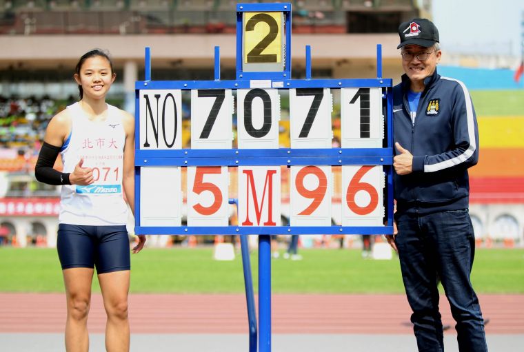 來自香港的陳家倩以5.96打破青年盃公開女跳遠大會紀錄後，開心和教練陳九州合影。林嘉欣／攝影。